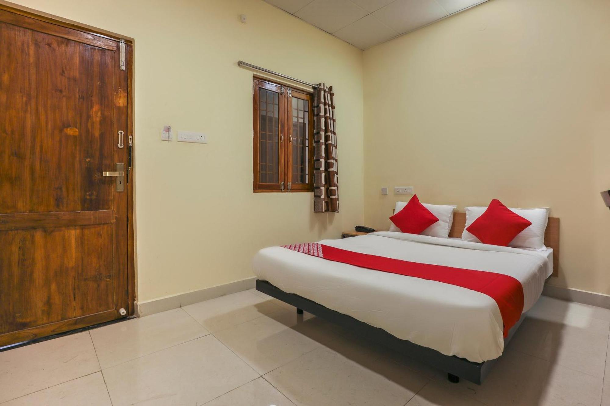 Hotel O Om Sakthi Hotel Пондичери Екстериор снимка